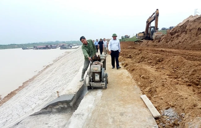 Khẩn trương hoàn thiện các hạng mục công trình kè chống sạt lở đê Sông Công (thị xã Phổ Yên, tỉnh Thái Nguyên). Ảnh: KHÁNH THIỆN