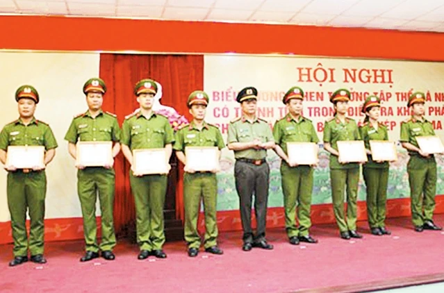 Các tập thể, cá nhân Công an quận Bắc Từ Liêm nhận bằng khen vì thành tích xuất sắc trong điều tra, khám phá hai chuyên án mua bán trái phép các chất ma túy lớn. Ảnh: CHÂU ANH