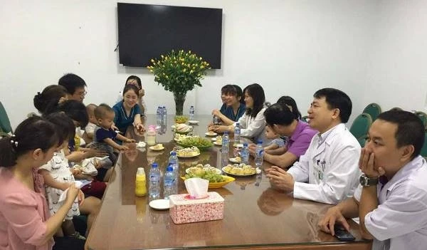 Các gia đình hiếm muộn hạnh phúc khi có con thành công nhờ IVF tại Đơn vị Hỗ trợ sinh sản, Bệnh viện Bạch Mai.