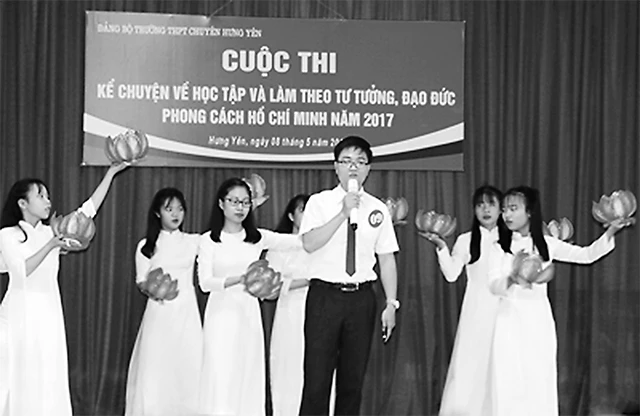 Một tiết mục tham gia cuộc thi kể chuyện về học tập và làm theo tư tưởng, đạo đức, phong cách Hồ Chí Minh năm 2017 của Trường THPT chuyên Hưng Yên.Ảnh Báo Hưng Yên