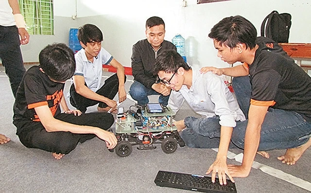 Sinh viên tham gia cuộc thi nghiên cứu thuật toán cho xe không người lái.