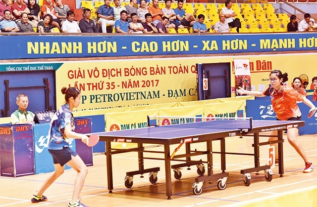 Ðoàn Petrosetco TP Hồ Chí Minh (bên trái) vô địch nội dung đồng đội nữ sau chiến thắng 3-0 trước đoàn TP Hồ Chí Minh. Ảnh: DUY LINH