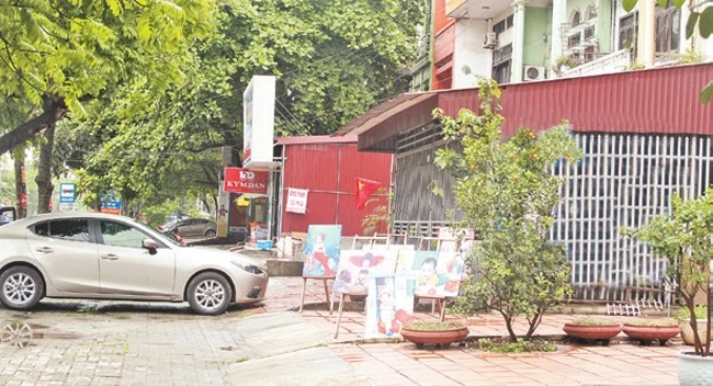 Tình trạng lấn chiếm vỉa hè làm nơi kinh doanh, buôn bán tại khu vực phường Nông Trang (TP Việt Trì).