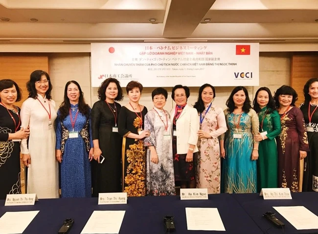 Nữ doanh nhân - Dược sĩ Lê Thị Bình (người thứ tư từ phải sang) trong chương trình Gặp gỡ doanh nghiệp Việt Nam - Nhật Bản do VCCI tổ chức.