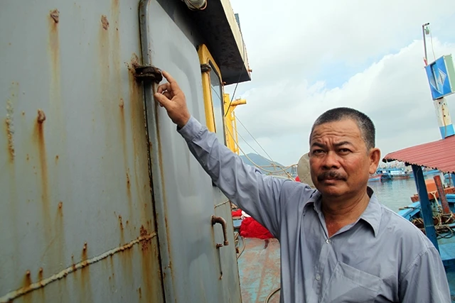 Ngư dân Nguyễn Văn Lý (trú xã Mỹ Ðức, huyện Phù Mỹ, Bình Ðịnh), chủ tàu vỏ thép BÐ 99004 TS bị hư hỏng đang nằm tại Cảng cá Ðề Gi, huyện Phù Cát.