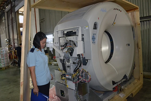 Máy chụp CT cắt lớp được các đối tượng buôn lậu sử dụng "chiêu" quá cảnh bị lực lượng hải quan phát hiện.
