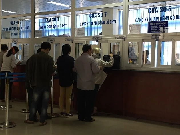 Bệnh nhân xếp hàng chờ khám tại Bệnh viện K Tân Triều.