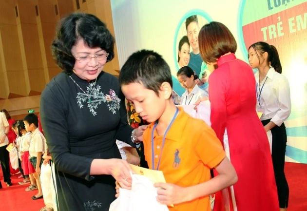 Phó Chủ tịch nước Đặng Thị Ngọc Thịnh trao quà cho trẻ em tại buổi lễ.