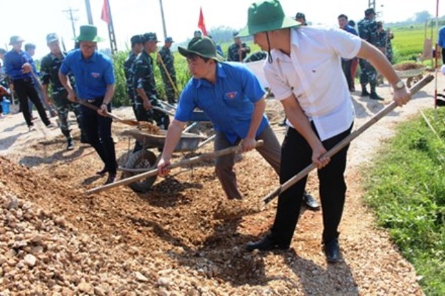 Đoàn viên thanh niên Bắc Giang tham gia cải tạo nâng cấp đường giao thông nông thôn tại xã Tiên Lục, Lạng Giang trong ngày đầu ra quân.