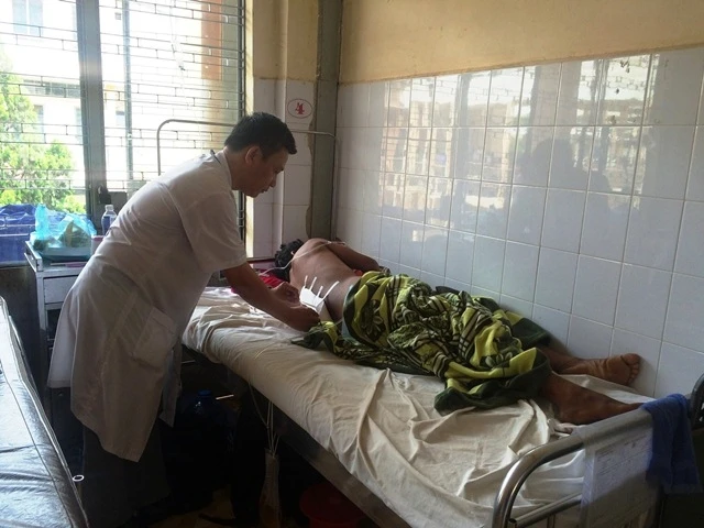 Bệnh nhân Y Sơn đang điều trị tại Bệnh viện đa khoa tỉnh Đác Lắc