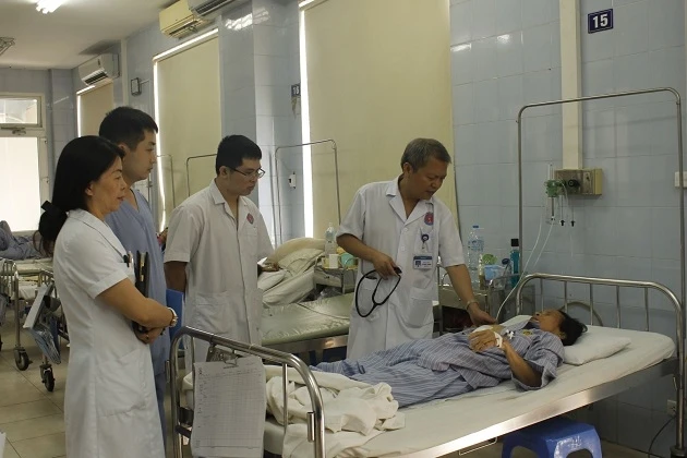 GS, TS Lê Ngọc Thành thăm bệnh nhân sau ca mổ.