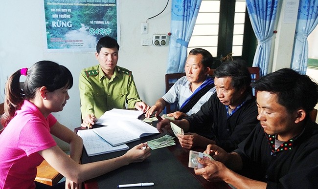 Người dân Lao Xả Phình, huyện Tủa Chùa (Điện Biên) nhận tiền chi trả dịch vụ môi trường rừng.