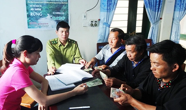 Người dân Lao Xả Phình, huyện Tủa Chùa (Điện Biên) nhận tiền chi trả dịch vụ môi trường rừng.