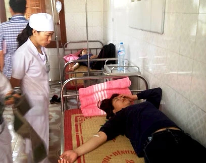 Các công nhân được điều trị tại Bệnh viện đa khoa huyện An Dương.