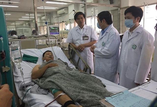 Bệnh nhân Nguyễn Văn Thiều được các bác sĩ cho biết là nặng nhất trong số 10 ca chuyển từ Bệnh viện đa khoa Hòa Bình về.
