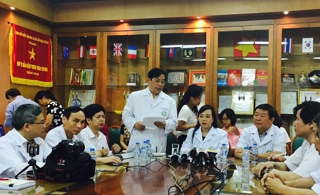 Bộ trưởng Y tế Nguyễn Thị Kim Tiến chỉ đạo tại buổi làm việc với Bệnh viện Bạch Mai.