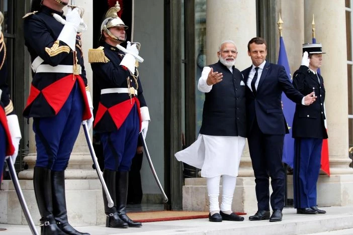 Tổng thống E.Macron đón Thủ tướng Ấn Độ Narendra Modi tại Điện Elysée. Ảnh: Reuters.