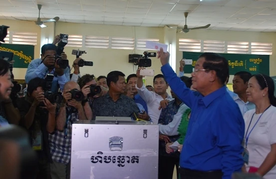 Chủ tịch Đảng Nhân Dân Campuchia (CPP), Thủ tướng Campuchia Samdech Hun Sen bỏ phiếu tại một điểm bầu cử ở tỉnh Kandal.
