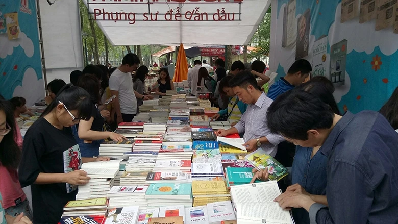 Chọn mua sách tại Hội sách 2017- Hà Nội. Ảnh: QUANG HƯNG