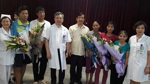 Đại diện lãnh đạo Bộ và BV Bạch Mai chúc mừng các bệnh nhân bình phục sức khỏe xuất viện.