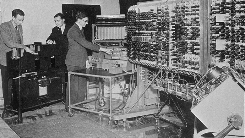  Alan Turing (phải) được xem là người đặt nền móng cho ngành nghiên cứu và chế tạo AI. Ảnh: WORLD NEWS