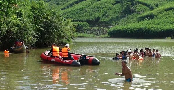 Lực lượng chức năng phối hợp cùng người dân tỉnh Quảng Ngãi nỗ lực tìm kiếm thi thể của ba học sinh mất tích.