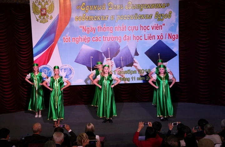 Sinh viên Nga trong một buổi biểu diễn tại Hà Nội.