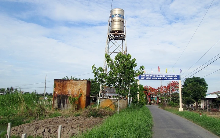 Nước sinh hoạt đạt quy chuẩn đang là nhu cầu cấp thiết đối với cư dân vùng nông thôn tỉnh Long An. Trong ảnh: Trạm cấp nước xã Ðức Tân, huyện Tân Trụ đang xuống cấp trầm trọng.