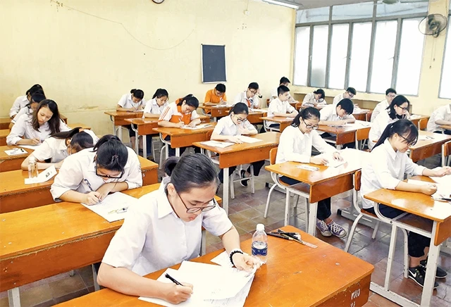 Thí sinh làm thủ tục dự kỳ thi tuyển sinh lớp 10 tại điểm thi Trường THPT Nguyễn Trãi. Ảnh: NHƯ Ý