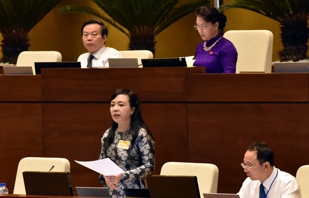  Bộ trưởng Y tế Nguyễn Thị Kim Tiến trả lời chất vấn chiều 14-6.