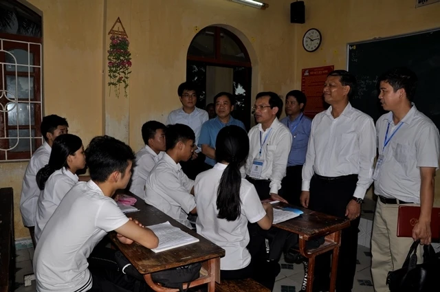 Đoàn công tác của Bộ GD&ĐT kiểm tra công tác chuẩn bị kỳ thi THPT quốc gia 2017 tại Trường THPT An Hải (huyện An Dương, Hải Phòng).