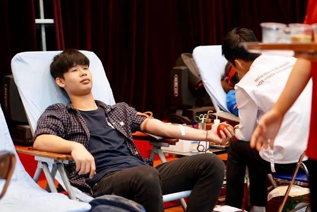 Hiến máu thường xuyên để đảm bảo nguồn máu ổn định và an toàn. 