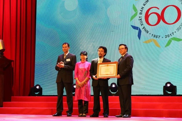 Lãnh đạo NXB Kim Đồng nhận bằng khen của Thủ tướng Chính phủ.