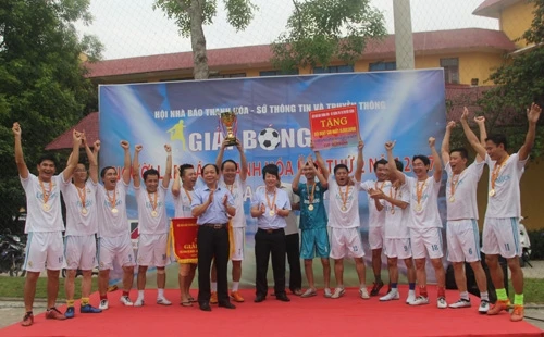 Lãnh đạo Ban Tuyên giáo Tỉnh ủy Thanh Hóa trao giải thưởng cho đội vô địch.