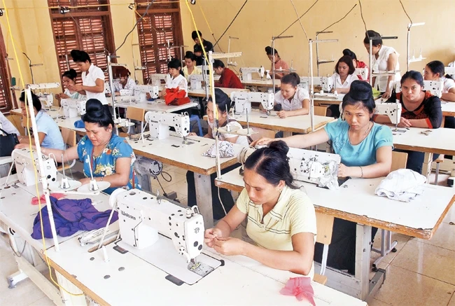 Lớp dạy nghề may cho lao động nông thôn của Công ty Dệt may Sơn La tại huyện Quỳnh Nhai (Sơn La). Ảnh: DIỆP ANH (TTXVN)