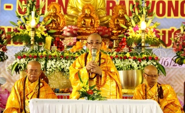 Các Chư tôn giáo phẩm Chứng minh Ban Trị sự Giáo hội Phật giáo tỉnh tham dự lễ cầu siêu tưởng niệm.