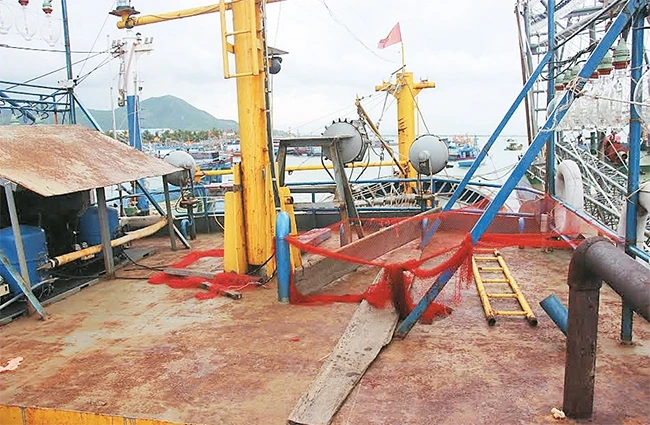 Tàu cá của ông Nguyễn Văn Lý (xã Mỹ Đức, huyện Phù Mỹ, tỉnh Bình Định) sau nửa năm hoạt động đã bị gỉ sét, phải nằm bờ.