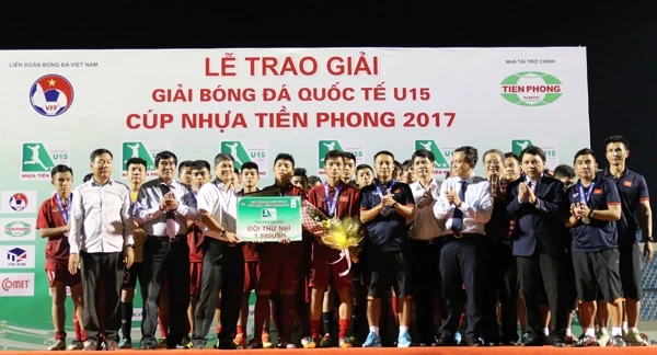 Các cầu thủ U15 Việt Nam về nhì ở giải đấu được tổ chức trên sân nhà.
