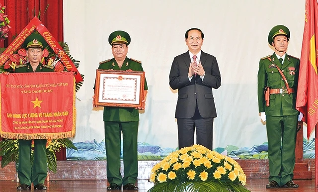 Chủ tịch nước Trần Đại Quang trao danh hiệu tặng Bộ đội Biên phòng TP Hải Phòng. Ảnh: NHAN SÁNG (TTXVN)
