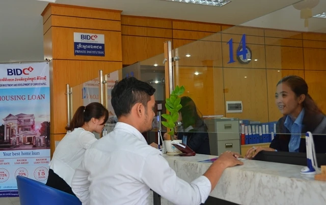 Giao dịch tại trụ sở chính của Ngân hàng BIDC ở thủ đô Phnom Penh.