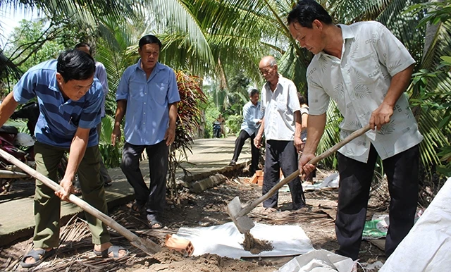 Đảng viên Chi bộ ấp An Quy (xã Đa Phước Hội, huyện Mỏ Cày Nam, Bến Tre) cùng nhân dân làm đường giao thông nông thôn.