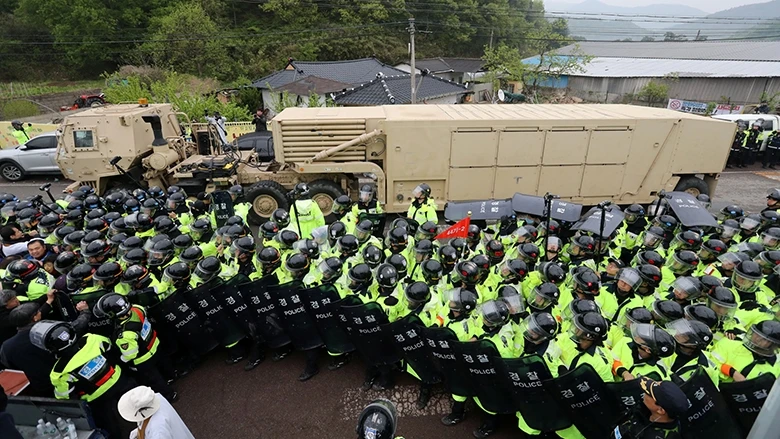 Lực lượng cảnh sát được điều động bảo vệ hệ thống THAAD tại Seongju. Ảnh: THE JAPAN TIMES