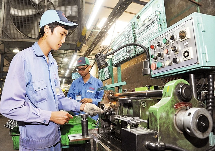 Sản xuất linh kiện xe máy ở Công ty TNHH Cosmos Khu công nghiệp Khai Quang ( Vĩnh Phúc). Ảnh | Đức Anh