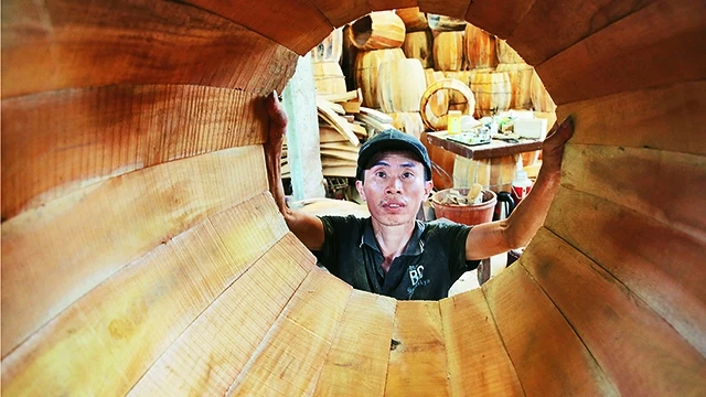 Người thợ tính toán sao cho các tang khi ghép lại phải phù hợp với kích thước theo yêu cầu.