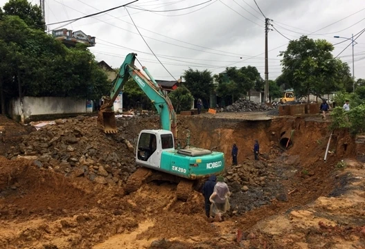 Hố cát-tơ rộng 500 mét vuông cắt đứt tuyến đường 4D, đe dọa tính mạng, tài sản của 10 hộ dân và một trường học.