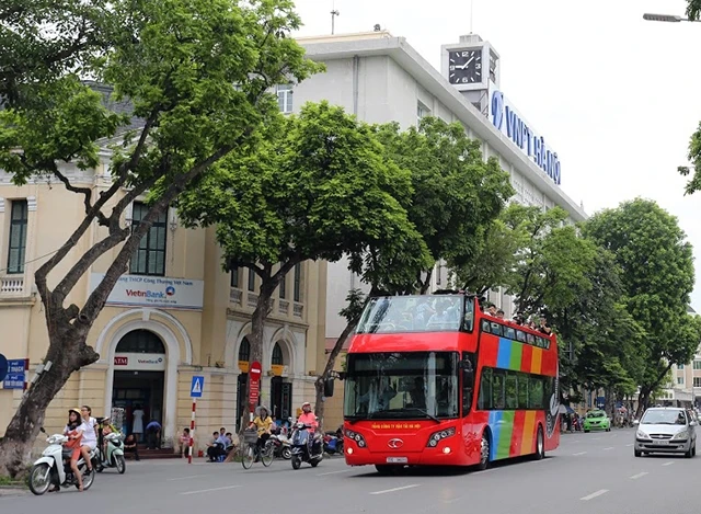 Chiếc xe buýt hai tầng mang tên City Tour với mầu đỏ chủ đạo, du khách dễ dàng nhận diện.