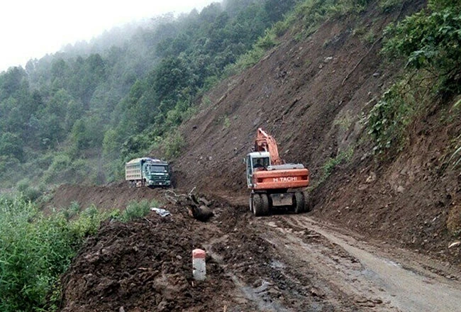 Hạt Quản lý giao thông huyện Na Hang, tỉnh Tuyên Quang san gạt đất đá sạt lở tuyến đường Đà Vị - Hồng Thái. Ảnh: PHÚC VIỆT