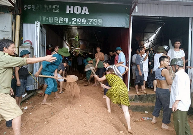 Lực lượng vũ trang, dân quân, thanh niên cùng nhân dân khắc phục hậu quả thiên tai trên địa bàn thị trấn Vinh Quang, huyện Hoàng Su Phì (Hà Giang). Ảnh: TIẾN LÂM