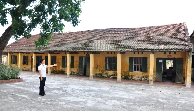 Mặc dù đạt chuẩn quốc gia nhưng học sinh Trường tiểu học Phú Châu (Ba Vì, Hà Nội) vẫn phải học tập trong dãy nhà cấp bốn.