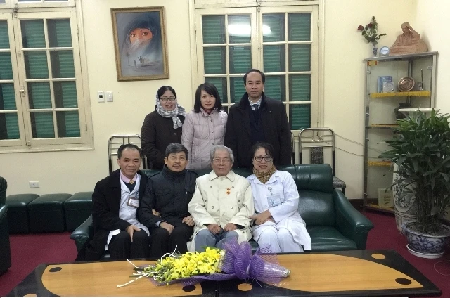 Đảng bộ Bệnh viện Mắt Trung ương chúc mừng GS Nguyễn Trọng Nhân nhận Huy hiệu 65 năm tuổi Đảng.